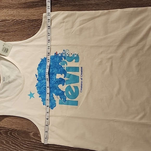 📛 5/$25 NWT Levi Graphic Tank - Picture 4 of 5